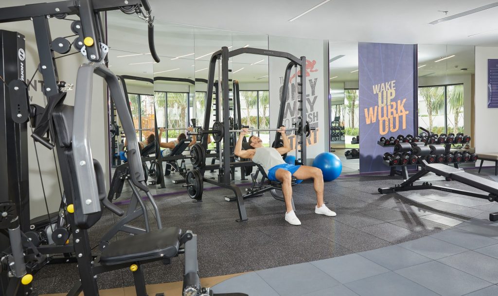 Phòng Gym được trang bị nhiều thiết bị tập luyện hiện đại, hỗ trợ sức khỏe