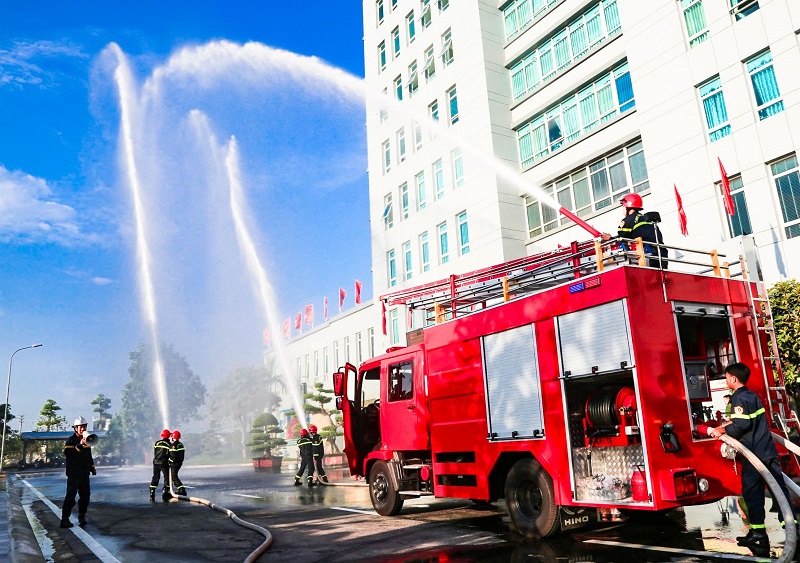  Bạn hãy cố gắng giữ bình tĩnh và gọi cứu hỏa