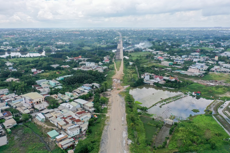 có nên bán vàng mua đất