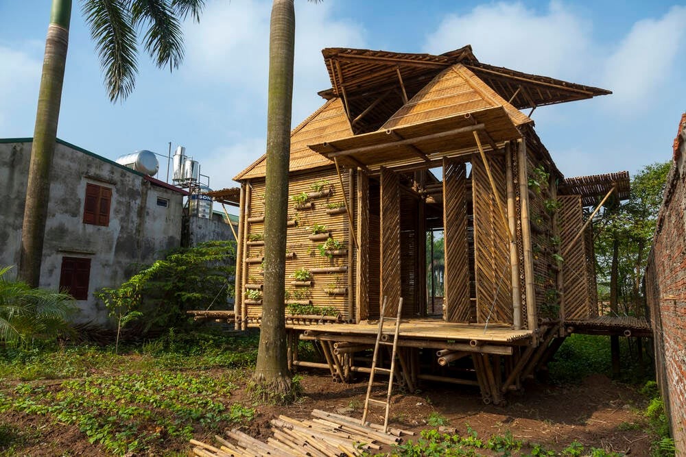 Đây là mẫu nhà tre từng đoạt giải Highly Commended Awards của giải thưởng kiến trúc AR House Awards 2014, sau đó lại đoạt giải giải Nhất (Winner) / hạng mục Kiến trúc nhỏ trong Giải thưởng Kiến trúc Mỹ (AAP) năm 2017