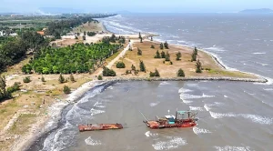 Bãi biển 30-4 đang triển khai dự án đô thị lấn biển (Ảnh: CHÂU TUẤN)