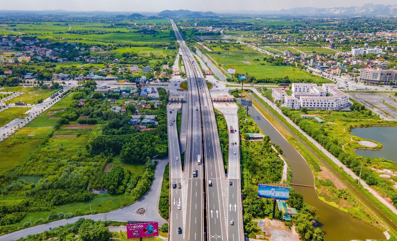 Đường cao tốc đóng vai trò quan trọng trong việc kết nối các khu vực