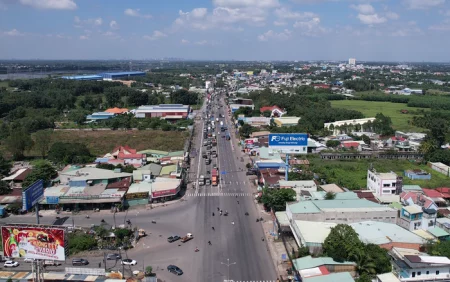 Ngã ba Nhơn Trạch là nút giao cắt cùng mức giữa Quốc lộ 51 và đường Tôn Đức Thắng