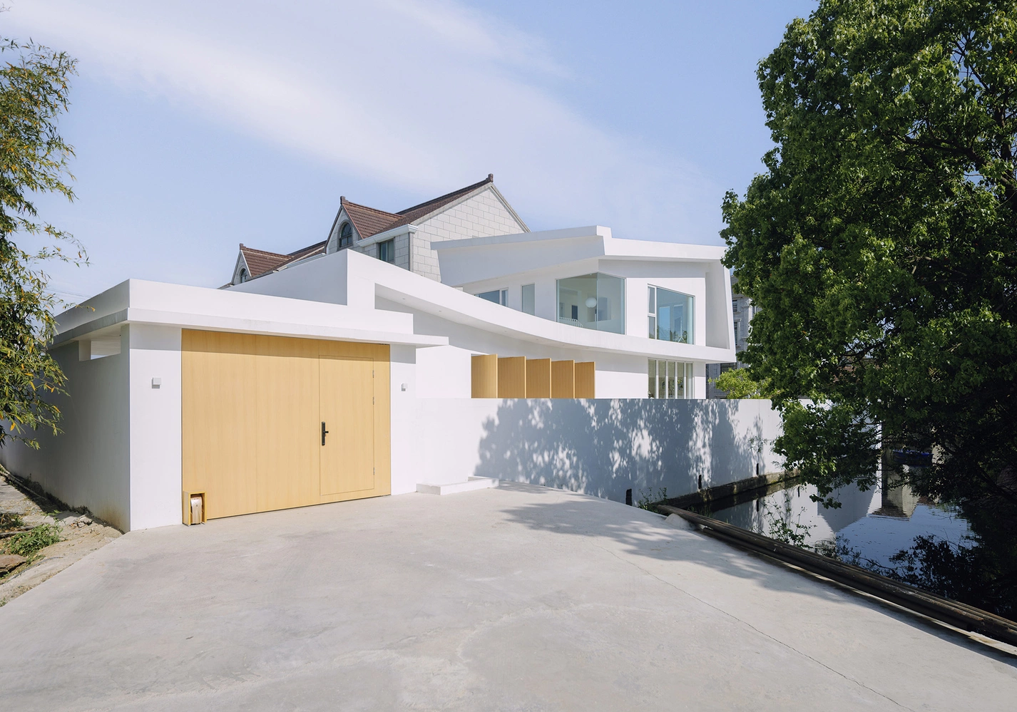 Tone màu chủ đạo được sử dụng xuyên suốt cả nội - ngoại thất gồm trắng, vàng và nâu gỗ