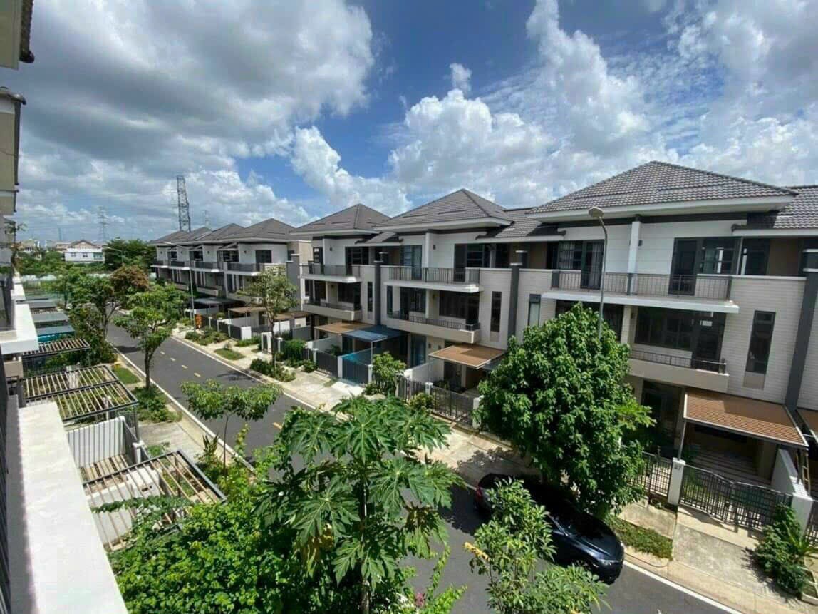 Thị trường bất động sản đang rơi vào tình trạng “giá đất đuổi giá nhà và giá nhà đuổi giá đất”