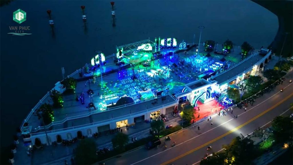 Khu quảng trường tại Diamond Sky