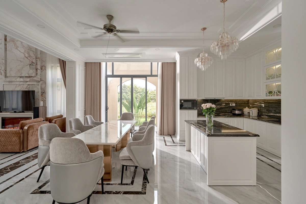 Khu bếp - ăn đặt cạnh cửa phụ, giúp tối ưu ánh sáng tự nhiên