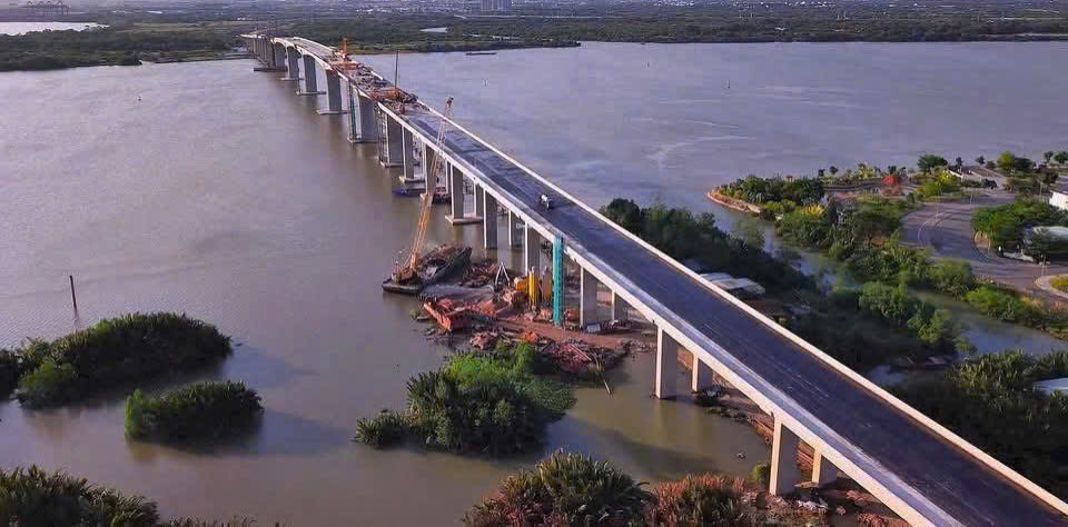 Cầu Nhơn Trạch thuộc dự án thành phần 1A Vành đai 3 Tp.HCM đang trải nhựa