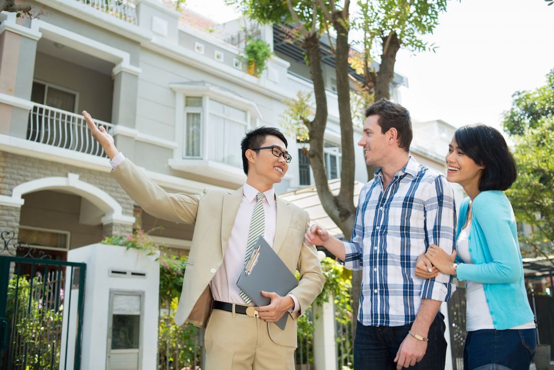 Nhà môi giới bất động sản đóng vai trò là cầu nối quan trọng giữa chủ đầu tư và khách hàng