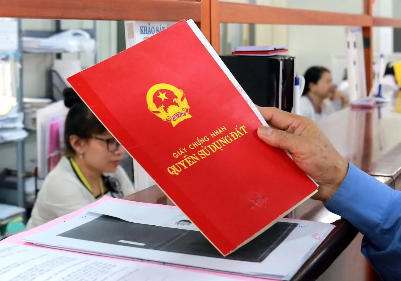 Sổ đỏ đứng tên người đã mất có được sang tên không?