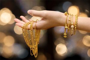 Giá vàng tây chịu ảnh hưởng trực tiếp từ giá vàng ta