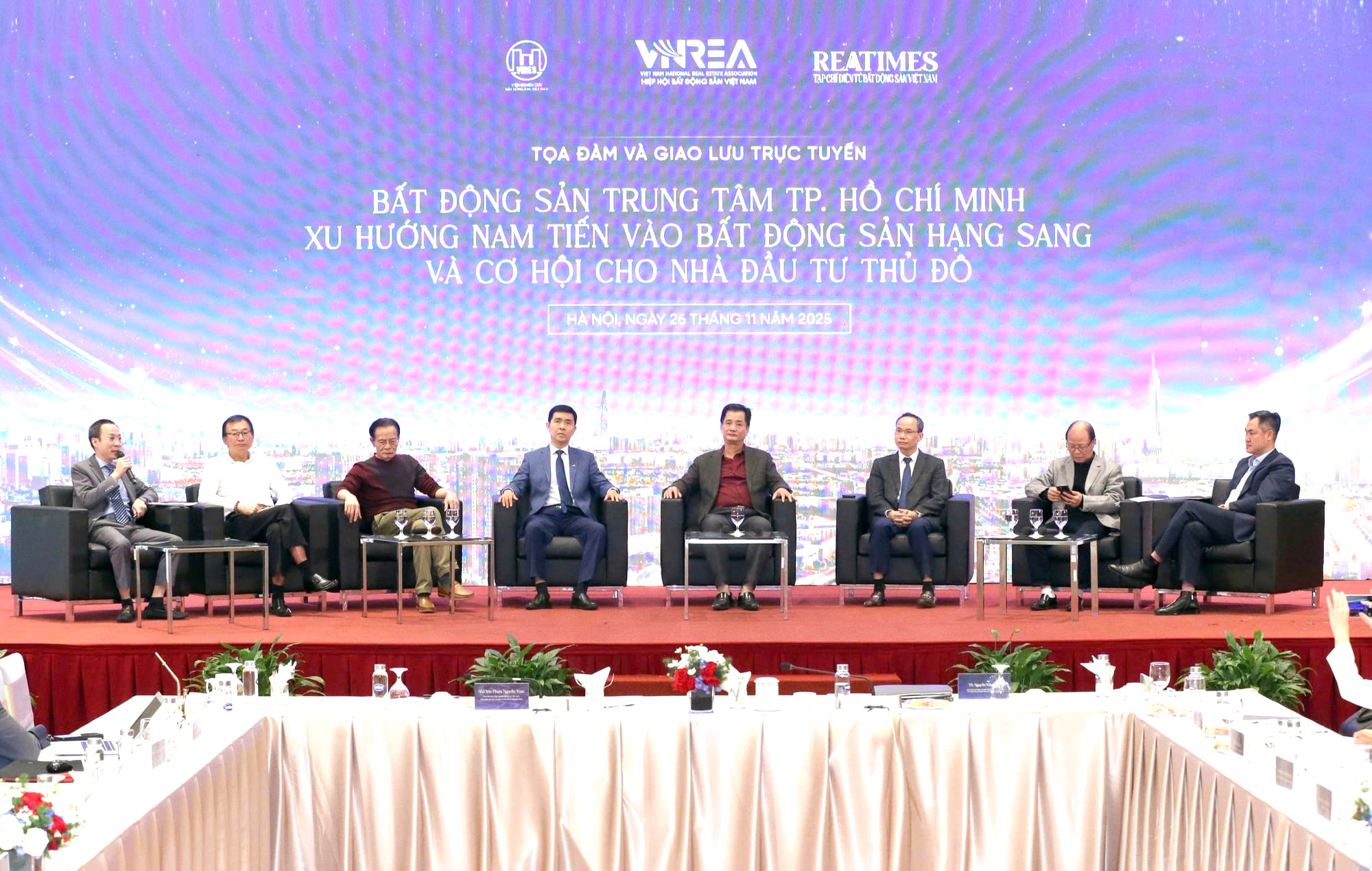 Các diễn giả tham gia phiên tọa đàm tại hội thảo sáng 26-11