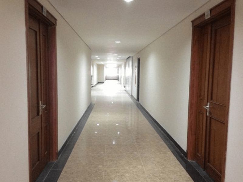 cửa chính hai căn hộ đối diện nhau