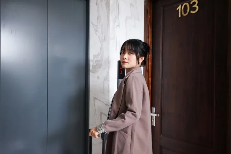 Người trẻ mua nhà thành phố: Vì sao căn hộ TP.HCM ngày càng xa tầm với?